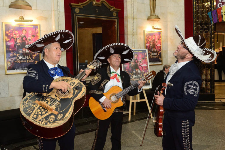 Superpopularna Instagramerka Julia Wieniawa i przyszły Nicola Tesla Tomasz Kot. Gwiazdy dubbingu na kolorowej, meksykańskiej premierze „Salma w Krainie Dusz” Prezentujemy galerię zdjęć z wydarzenia.