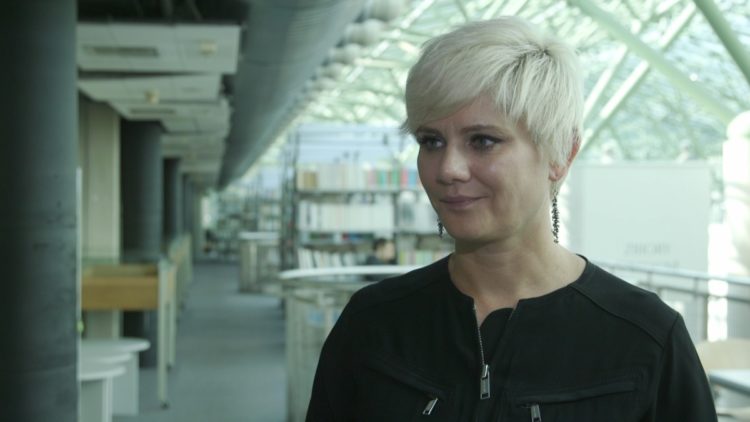 Taśmowe oglądanie seriali staje się coraz częstsze. Korzystają na tym platformy internetowe