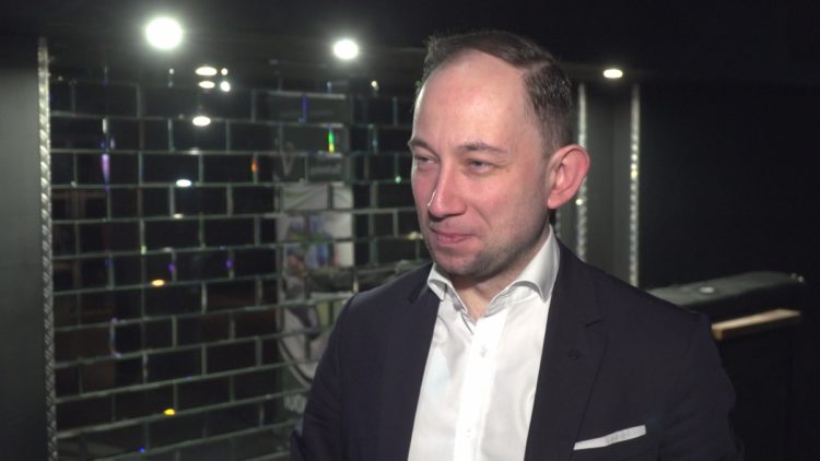 Jarosław Milner: Prawdziwy dżentelmen pije, pali i przeklina. Ja niestety nie palę, ale lubię wypić, oczywiście z umiarem (wideo)