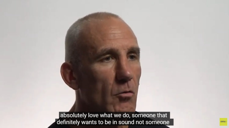 Praca w departamencie dźwięku z perspektywy Simona Hayesa, operującego sprzętem DPA. W Polsce mikrofony DPA oferuje firma Audiostacja z Łomianek.