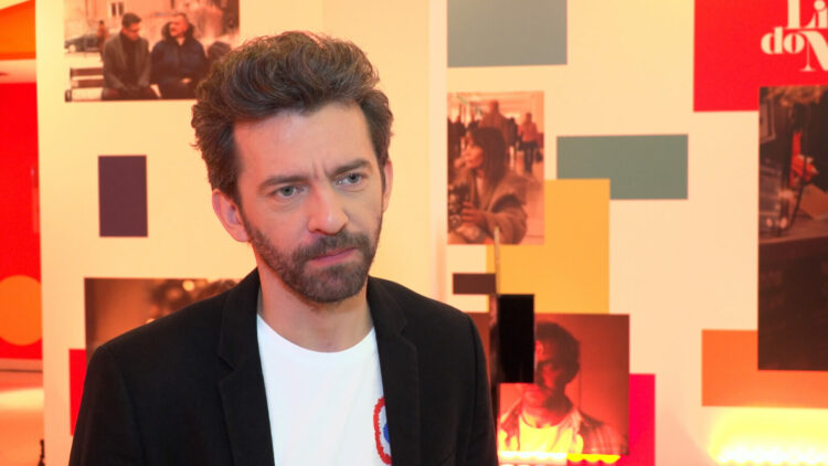 Piotr Głowacki: Podczas przygotowań do roli w serialu „Nieobecni” poznałem w sieci wiele osób z zespołem Aspergera. To oni pomogli mi wykreować mojego bohatera (wideo)