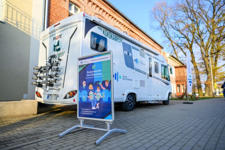 Żyj filmowo, płać bezgotówkowo. Bezgotówkowe Kino Objazdowe ponownie w trasie